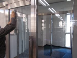 事務所　貼替