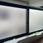 キッチンの窓に曇りガラス調のフィルム