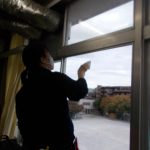 川崎市内の学校の窓ガラスに飛散防止フィルム