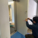足柄のマンションの玄関扉にダイノックシート