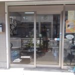 かわだやさんの出入り口に断熱フィルム