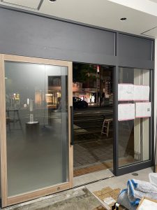 店舗　サッシ　ダイノック