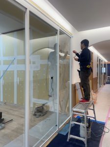 学校　飛散防止フィルム