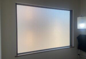 階段　窓　防犯フィルム