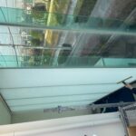 外貼りの乳白色フィルム貼り替え作業