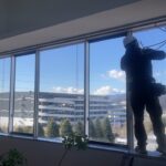 愛甲郡の会社にてフィルムの剥がし作業