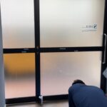 金沢区のオフィス入り口に防犯フィルム